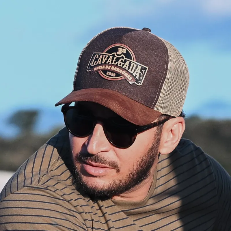 Boné trucker personalizado com patch de couro de evento